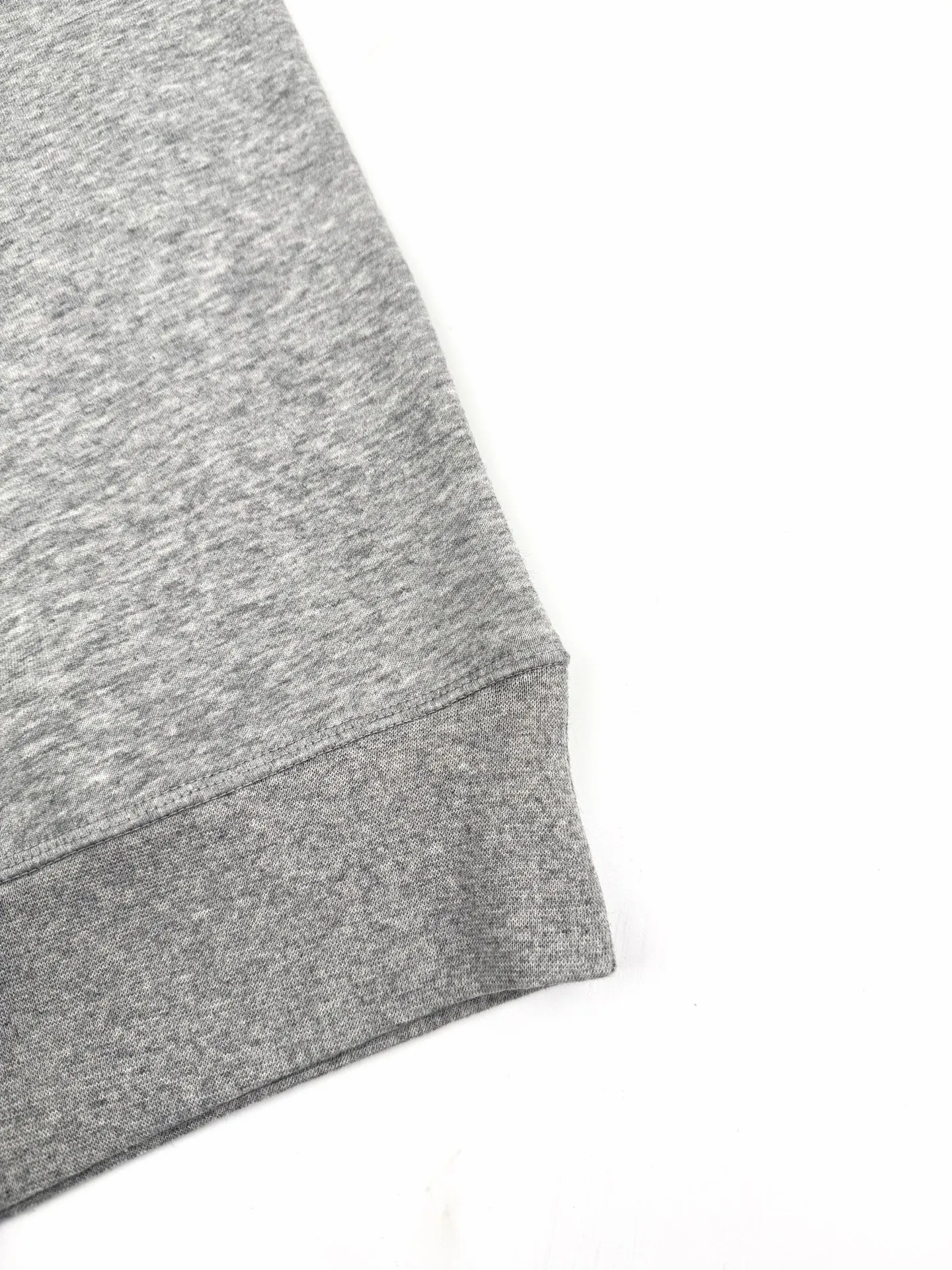 P280 Ralph Lauren logo embroidered sweatshirt. Customized cloud-like honey cotton fleece sweatshirt material. It feels delicate and comfortable against the skin. It is based on fog gray and comes with a layer of soft light filter. The exquisite indigo pony logo is embellished with it. It is highly recognizable. It brings an atmosphere of freedom and vitality. Pure and agile color symphony. It outlines a high-end outline with extreme simplicity. It becomes the smart focus of the vision and shows the taste in silence. Process 1: Using imported machine embroidery process. Use advanced computer control systems and precision mechanical components to achieve the iconic pony embroidery operation with high precision and smooth and delicate lines. Process 2: Use the Hasuo process and sew with a specific machine. The Hasuo fastness is high and adds visual effects. It is time-consuming and labor-intensive. Process 3: The fabrics are washed and have a better hand feel. Not easy to deform. Not easy to shrink. Not easy to fade. Maintain long-term beauty. Accessories: Customized 1:1 Ralph Lauren trademark. Version: Fitted fit Size: S M L XL Style number: 25296